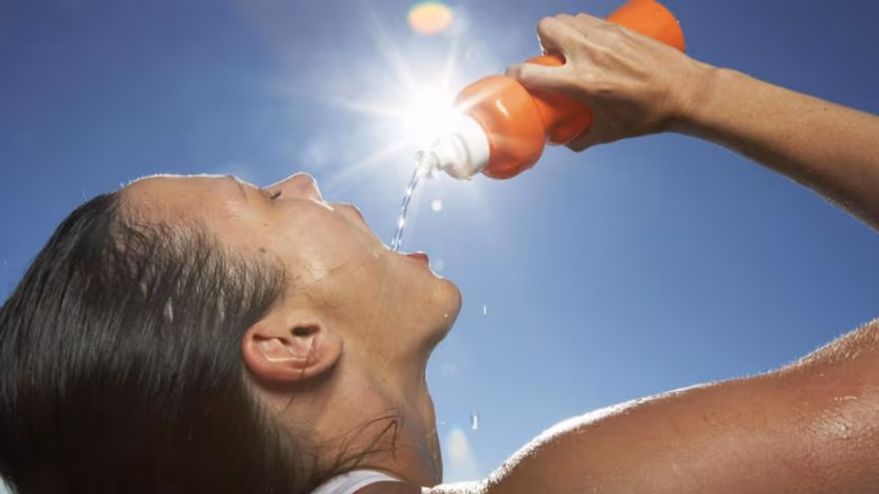 கோடையில் நீர்ச்சத்து குறைபாடு எவ்வளவு பிரச்சனைகளை ஏற்படுத்தும் தெரியுமா? சிறுநீரக கற்கள் முதல் பெரிய லிஸ்ட்!!