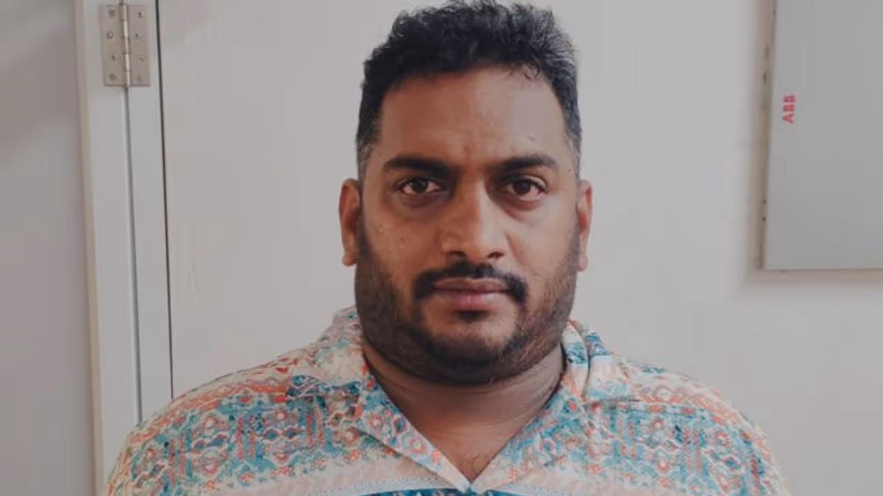 ഉടമയുടെ വ്യാജ ഒപ്പിട്ടു, 'സി.ആർ 7' ഷോപ്പ് കൈക്കലാക്കി 50 ലക്ഷത്തോളം തട്ടിയെടുത്തു; വ്യാപാരി പിടിയിൽ ഉടമയുടെ വ്യാജ ഒപ്പിട്ടു, 'സി.ആർ 7' ഷോപ്പ് കൈക്കലാക്കി 50 ലക്ഷത്തോളം തട്ടിയെടുത്തു; വ്യാപാരി പിടിയിൽ