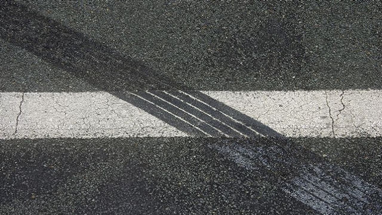 Major accident in Maharashtra; 4 killed, 22 injured as truck rams into bus in Pune Major accident in Maharashtra; 4 killed, 22 injured as truck rams into bus in Pune