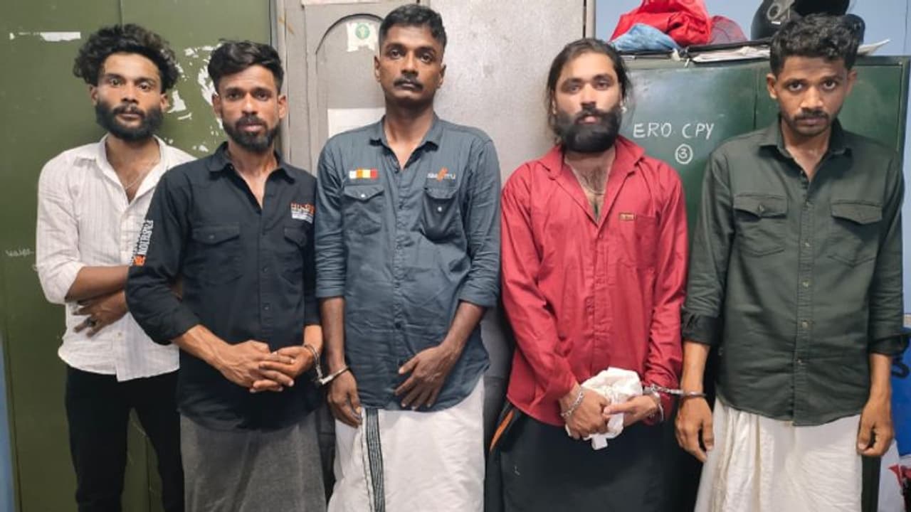 'ജോലി ബ്യൂട്ടീഷ്യൻ, സൈഡായി മയക്കുമരുന്ന് കച്ചവടം'; കാറും, ബൈക്കുമടക്കം 4 വാഹനങ്ങളുമായി യുവാക്കൾ പിടിയിൽ 'ജോലി ബ്യൂട്ടീഷ്യൻ, സൈഡായി മയക്കുമരുന്ന് കച്ചവടം'; കാറും, ബൈക്കുമടക്കം 4 വാഹനങ്ങളുമായി യുവാക്കൾ പിടിയിൽ