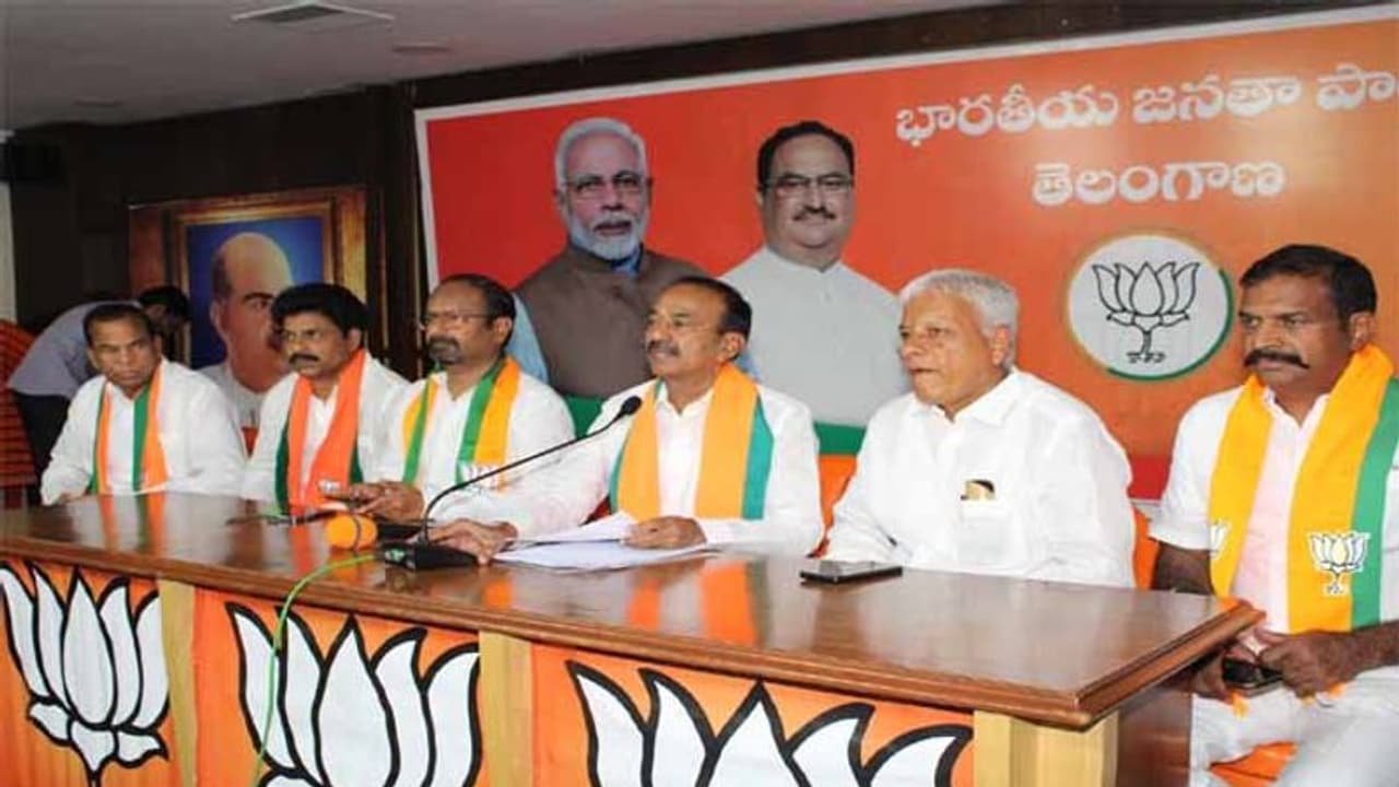 వీరుడు కన్నీళ్లు పెట్టుకోడు: రేవంత్ రెడ్డికి ఈటల కౌంటర్ వీరుడు కన్నీళ్లు పెట్టుకోడు: రేవంత్ రెడ్డికి ఈటల కౌంటర్