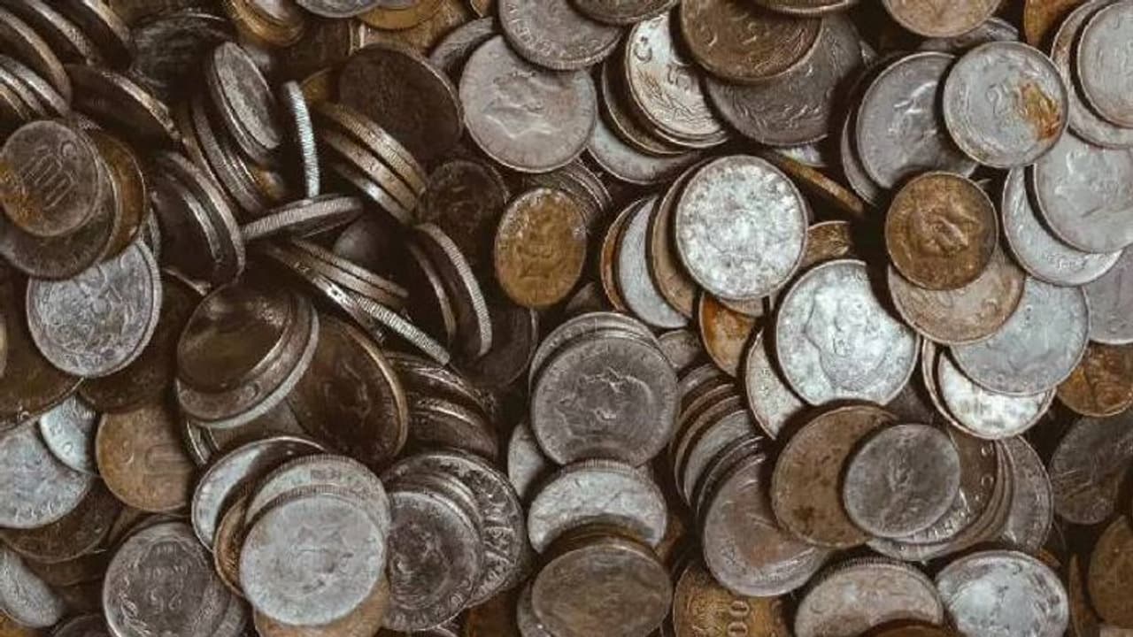 വീട് പൊളിച്ചുനീക്കുന്നതിനിടെ തൊഴിലാളിക്ക് കിട്ടിയത് രണ്ട് ലക്ഷം രൂപയുടെ നിധി