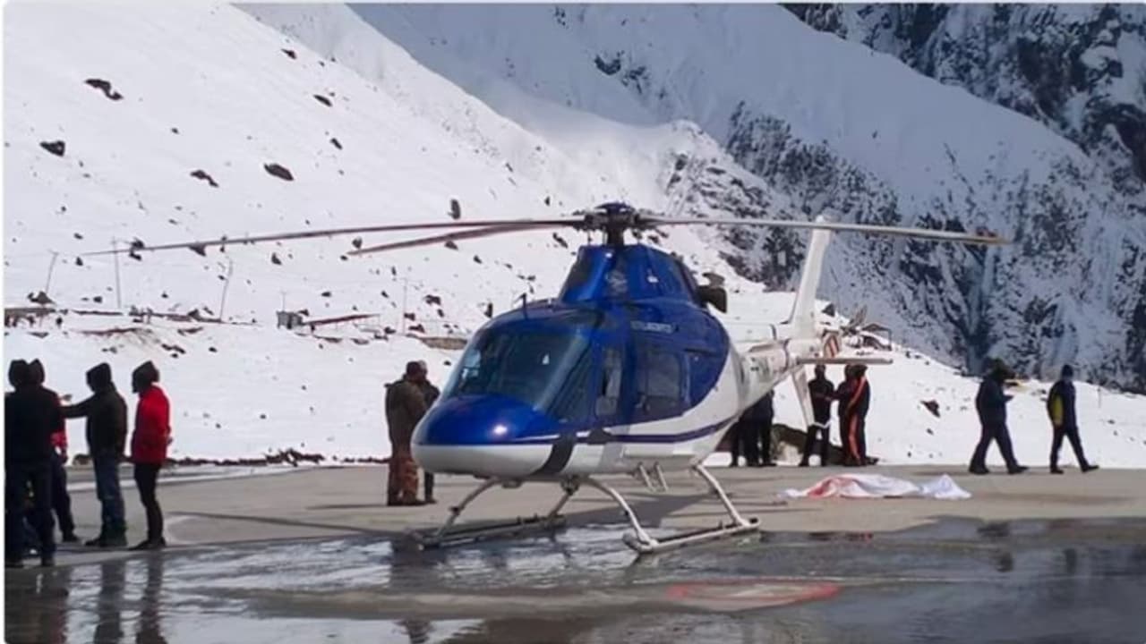 ಸೆಲ್ಫಿ ತೆಗೆಯುವ ವೇಳೆ ಹೆಲಿಕಾಪ್ಟರ್ ಬ್ಲೇಡ್ ಬಡಿದು ಸರ್ಕಾರಿ ನೌಕರ ಸಾವು ಸೆಲ್ಫಿ ತೆಗೆಯುವ ವೇಳೆ ಹೆಲಿಕಾಪ್ಟರ್ ಬ್ಲೇಡ್ ಬಡಿದು ಸರ್ಕಾರಿ ನೌಕರ ಸಾವು