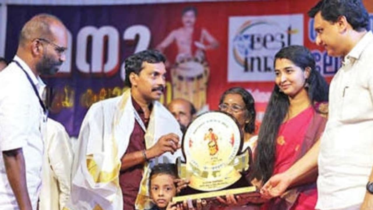 വ്യാഴാഴ്ച രാവിലെ തുടങ്ങിയ തായമ്പകയജ്ഞം അവസാനിച്ചത് വെള്ളിയാഴ്ച വൈകുന്നേരം, മനു നല്ലൂരിന് റെക്കോര്‍ഡ്