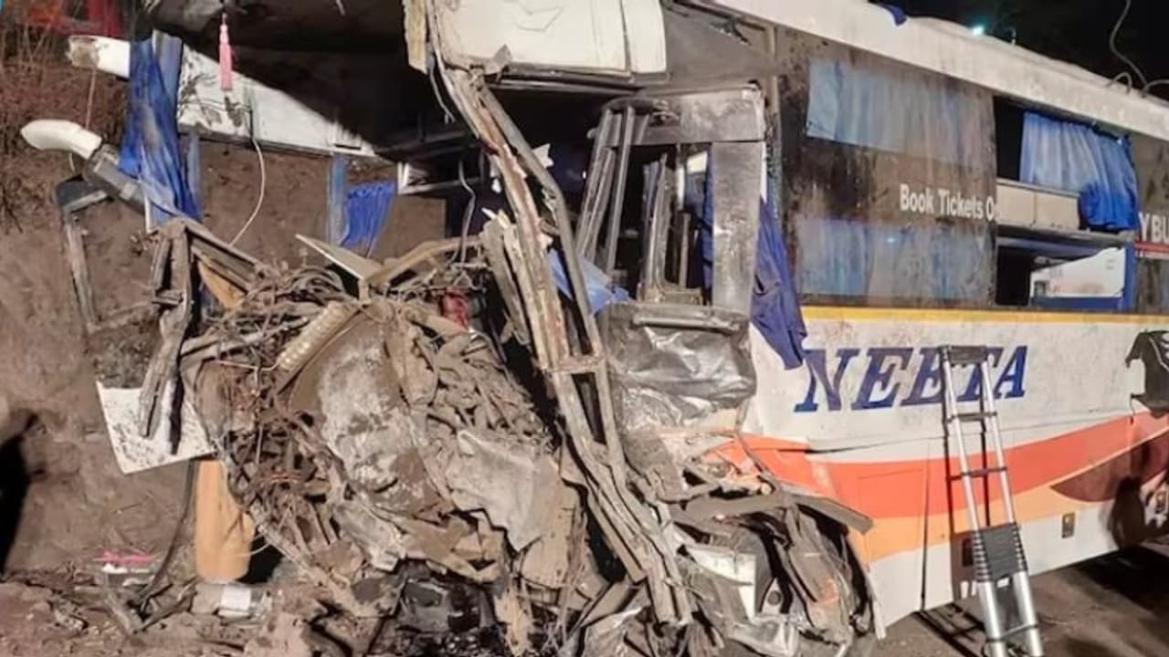 ಸಾವಾಗಿ ಬಂತು ಸಕ್ಕರೆ ತುಂಬಿದ ಟ್ರಕ್: ಬಸ್ಗೆ ಡಿಕ್ಕಿ ಹೊಡೆದು ನಾಲ್ವರು ಸಾವು ಸಾವಾಗಿ ಬಂತು ಸಕ್ಕರೆ ತುಂಬಿದ ಟ್ರಕ್: ಬಸ್ಗೆ ಡಿಕ್ಕಿ ಹೊಡೆದು ನಾಲ್ವರು ಸಾವು