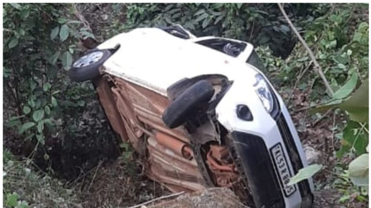 అల్లూరి జిల్లాలో ఘోరం... లోయలోకి దూసుకెళ్లిన కారు, ముగ్గురు దుర్మరణం అల్లూరి జిల్లాలో ఘోరం... లోయలోకి దూసుకెళ్లిన కారు, ముగ్గురు దుర్మరణం