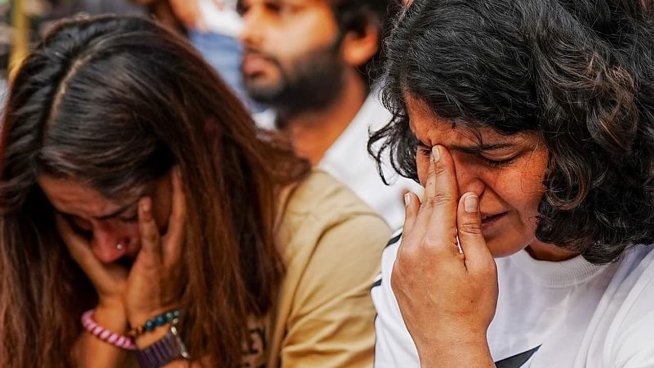 ബ്രിജ്ഭൂഷൻ ലൈംഗികമായി പീഡിപ്പിച്ചെന്ന പരാതി നൽകിയത് പ്രായപൂർത്തിയാകാത്ത കുട്ടിയടക്കം, അറസ്റ്റില്ല, പ്രതിഷേധം ബ്രിജ്ഭൂഷൻ ലൈംഗികമായി പീഡിപ്പിച്ചെന്ന പരാതി നൽകിയത് പ്രായപൂർത്തിയാകാത്ത കുട്ടിയടക്കം, അറസ്റ്റില്ല, പ്രതിഷേധം