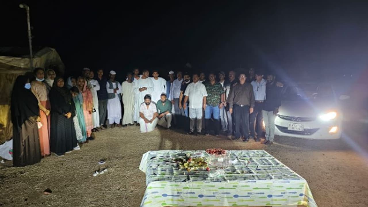 മരുഭൂമിയിൽ ഇടയന്മാരോടൊപ്പം ഒരു പെരുന്നാളാഘോഷം മരുഭൂമിയിൽ ഇടയന്മാരോടൊപ്പം ഒരു പെരുന്നാളാഘോഷം