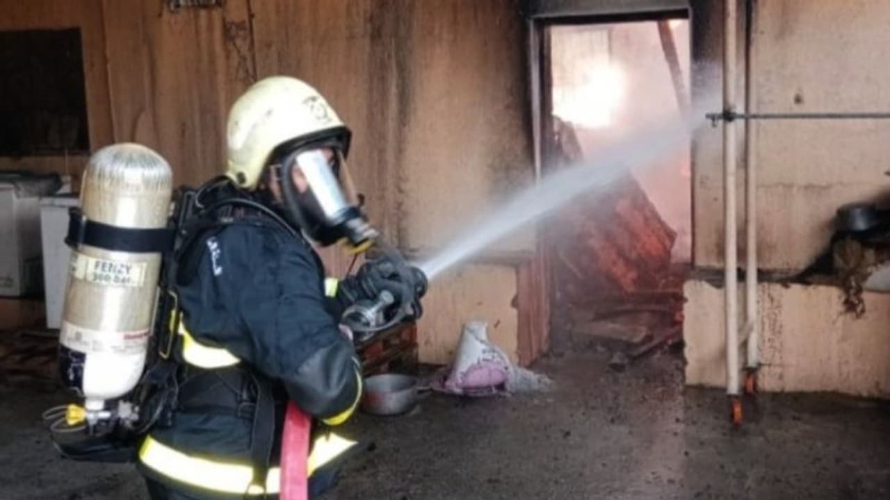 ഒമാനിലെ വെയർ ഹൗസില് തീപിടുത്തം; ആളപായമില്ലെന്ന് റിപ്പോര്ട്ടുകള് ഒമാനിലെ വെയർ ഹൗസില് തീപിടുത്തം; ആളപായമില്ലെന്ന് റിപ്പോര്ട്ടുകള്