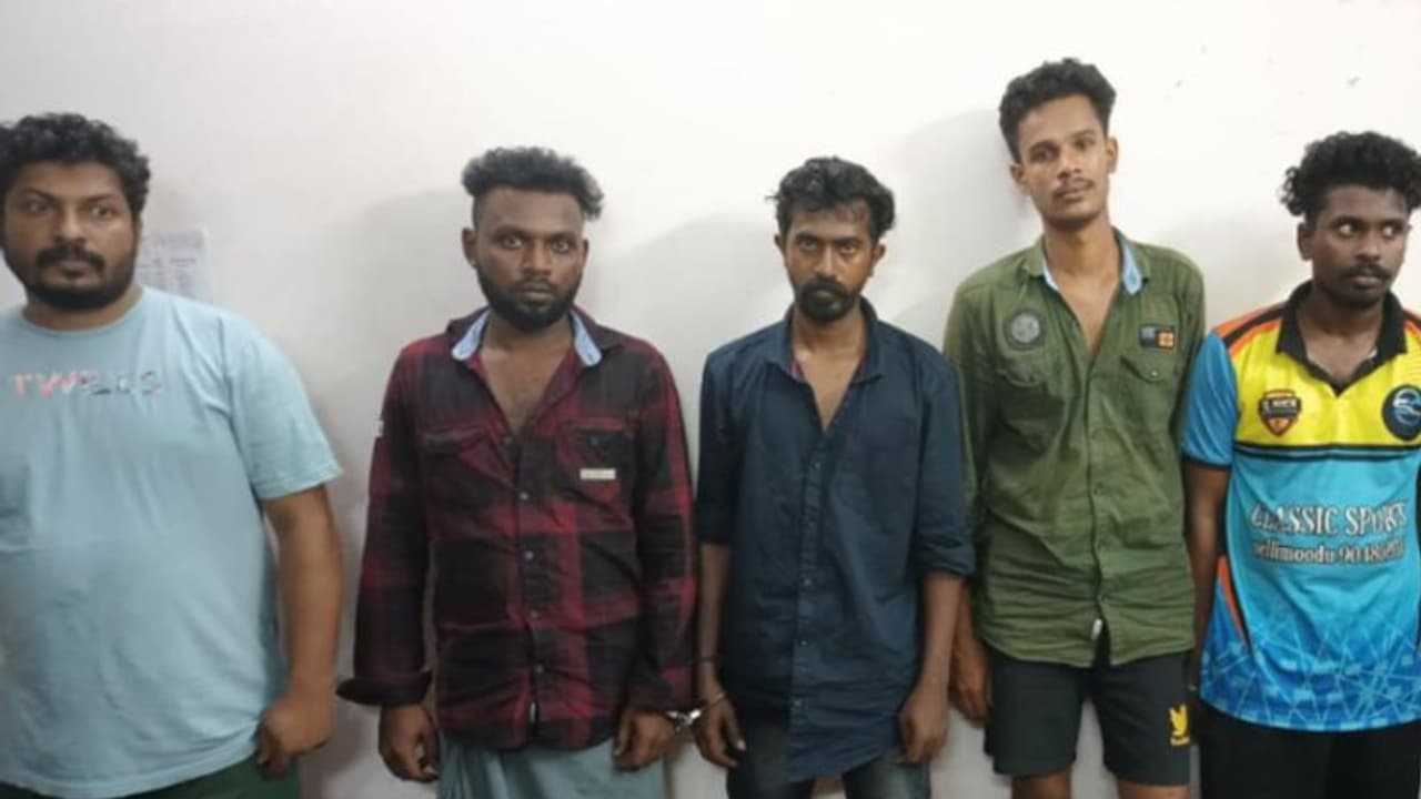 തിരുവനന്തപുരത്ത് യുവാവിനെ കമ്പിപ്പാരകൊണ്ട് ആക്രമിക്കുകയും വടിവാളിന് വെട്ടുകയും ചെയ്ത സംഭവത്തിൽ അറസ്റ്റ് തിരുവനന്തപുരത്ത് യുവാവിനെ കമ്പിപ്പാരകൊണ്ട് ആക്രമിക്കുകയും വടിവാളിന് വെട്ടുകയും ചെയ്ത സംഭവത്തിൽ അറസ്റ്റ്