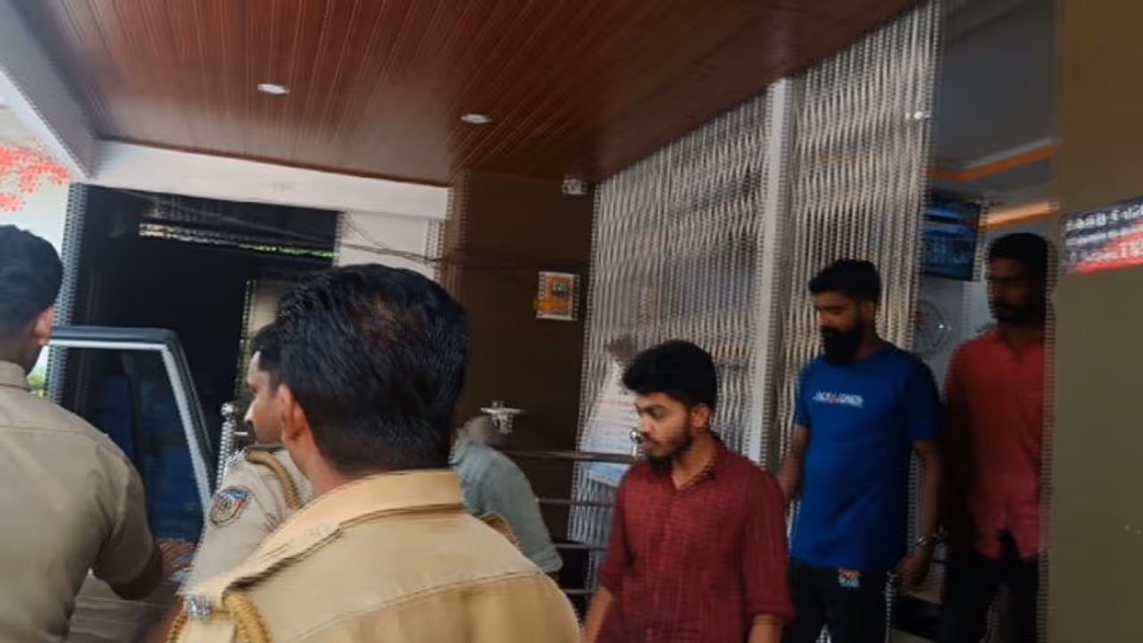 ബിയര്‍ നല്‍കിയില്ല യുവാവിന് മര്‍ദ്ദനം പിന്നാലെ എക്സൈസ് ഉദ്യോഗസ്ഥര്‍ ചമഞ്ഞ് തട്ടിപ്പും, 4 പേര്‍ പിടിയില്‍