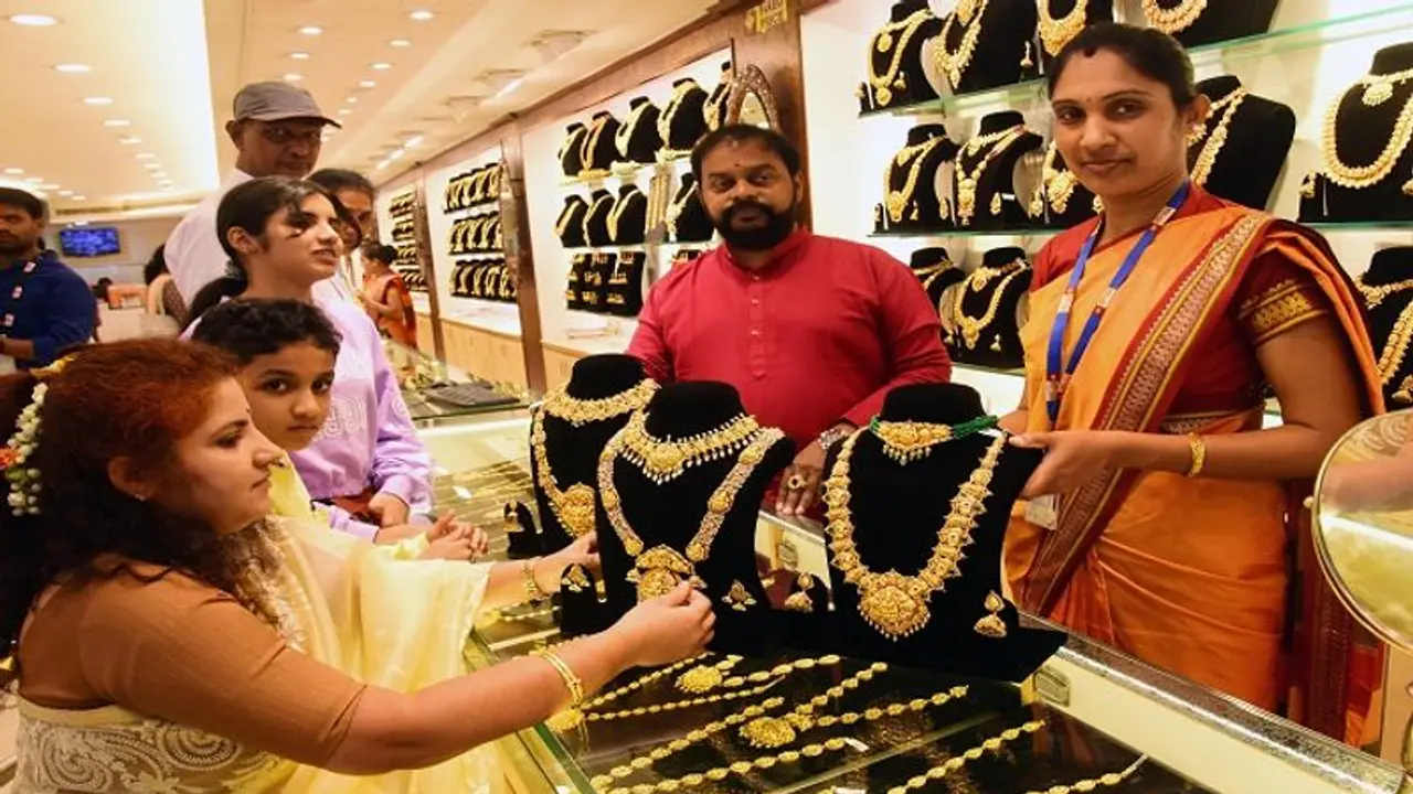 ಚಿನ್ನದ ದರದಲ್ಲಿ ಇಳಿಕೆ: ಹೇಗಿದೆ ಇಂದು ನಿಮ್ಮ ನಗರದಲ್ಲಿ ಬಂಗಾರದ ದರ ಚಿನ್ನದ ದರದಲ್ಲಿ ಇಳಿಕೆ: ಹೇಗಿದೆ ಇಂದು ನಿಮ್ಮ ನಗರದಲ್ಲಿ ಬಂಗಾರದ ದರ