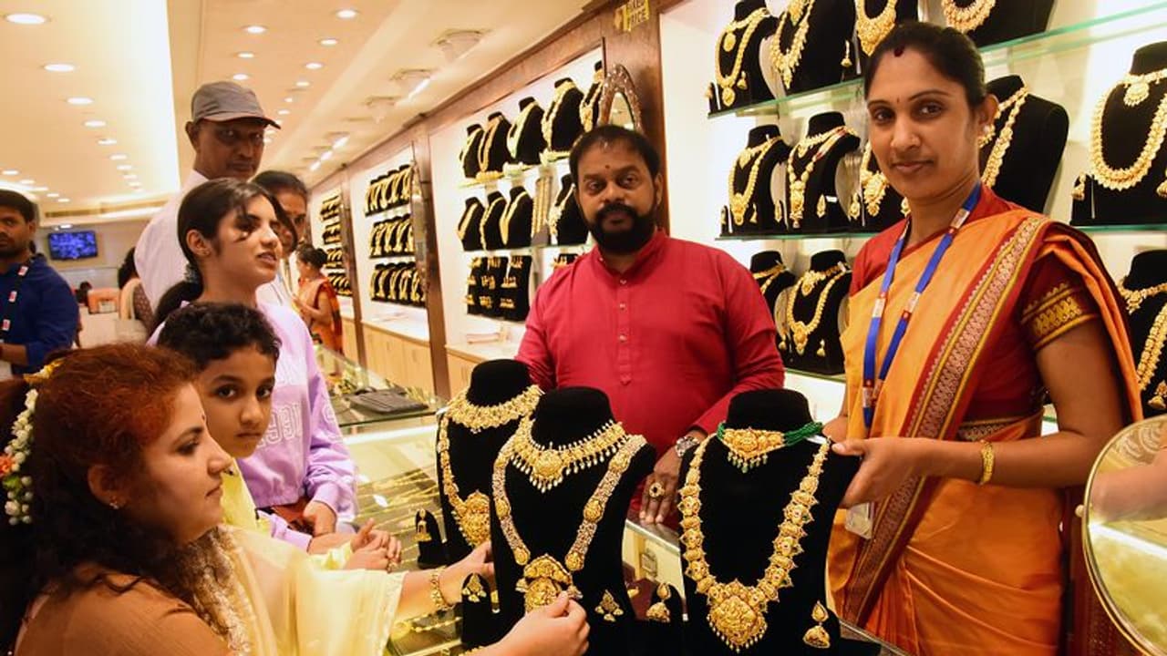 സ്വർണം വാങ്ങുമ്പോൾ ആദ്യം ശ്രദ്ധിക്കേണ്ടത് എന്ത്? ആഭരണങ്ങൾ തിരഞ്ഞെടുക്കുമ്പോൾ ഈ കാര്യങ്ങൾ ഓർക്കുക 