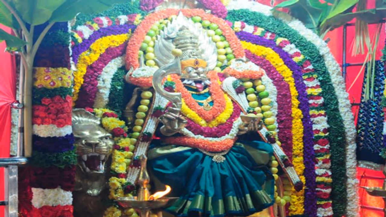 ஆடி கடைசி வெள்ளி.. பிரசித்தி பெற்ற கோயில்களில் சிறப்பு அபிஷேகம்.. திரளான பக்தர்கள் தரிசனம் ஆடி கடைசி வெள்ளி.. பிரசித்தி பெற்ற கோயில்களில் சிறப்பு அபிஷேகம்.. திரளான பக்தர்கள் தரிசனம்