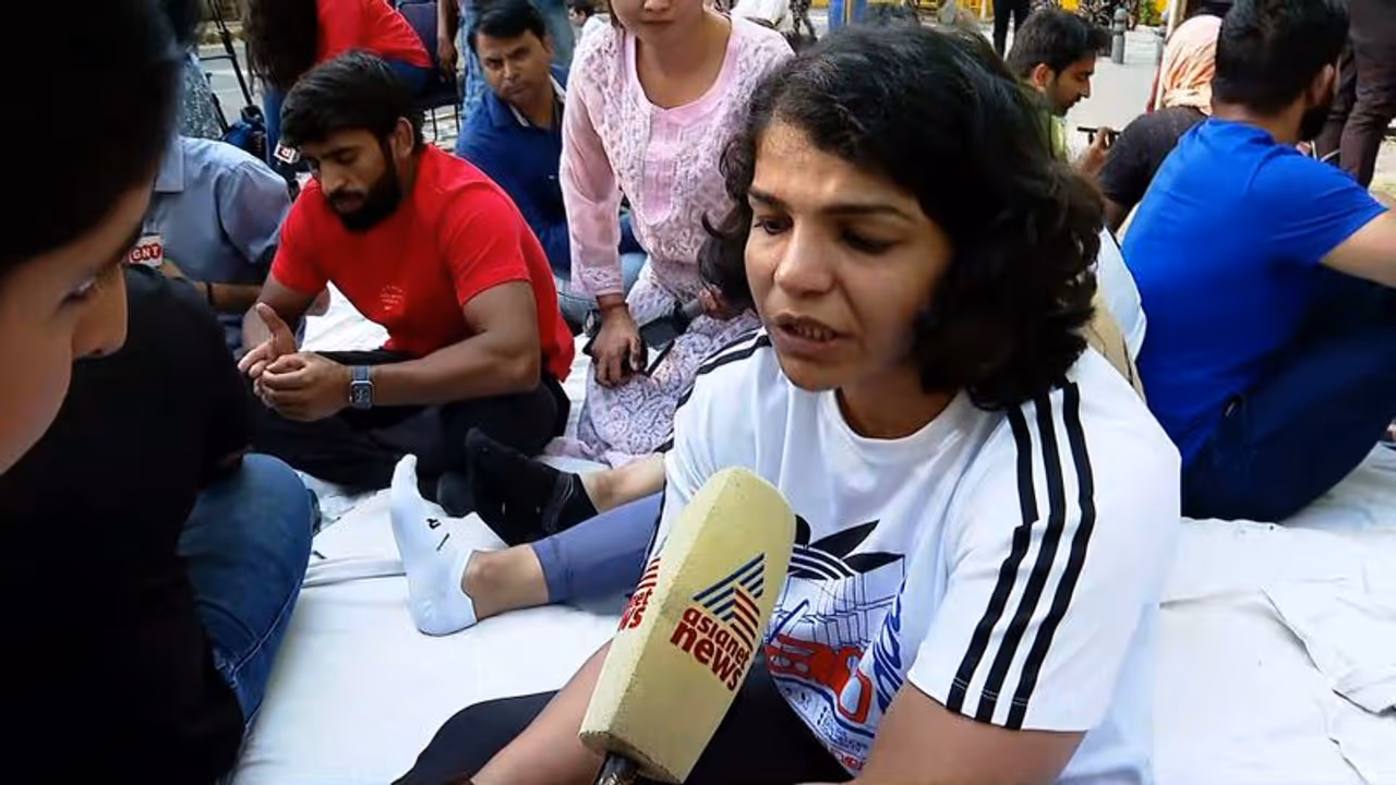 ഗുസ്തി ഫെഡറേഷൻ: സർക്കാർ നിലപാടിൽ അതൃപ്തി, കടുത്ത മാനസിക സംഘർഷമെന്നും സാക്ഷി മാലിക് ഗുസ്തി ഫെഡറേഷൻ: സർക്കാർ നിലപാടിൽ അതൃപ്തി, കടുത്ത മാനസിക സംഘർഷമെന്നും സാക്ഷി മാലിക്