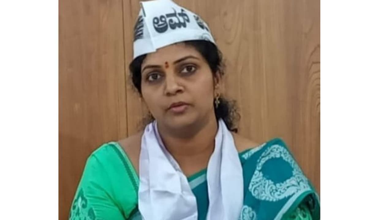 ಕಂಪನಿ ಕೆಲಸ ಬಿಟ್ಟು, ರಾಜಕೀಯಕ್ಕೆ ಬಂದ ಎಂಬಿಎ ಪದವೀಧರೆ: ಎಎಪಿಯಿಂದ ಸುಮನಾ ಸ್ಪರ್ಧೆ ಕಂಪನಿ ಕೆಲಸ ಬಿಟ್ಟು, ರಾಜಕೀಯಕ್ಕೆ ಬಂದ ಎಂಬಿಎ ಪದವೀಧರೆ: ಎಎಪಿಯಿಂದ ಸುಮನಾ ಸ್ಪರ್ಧೆ