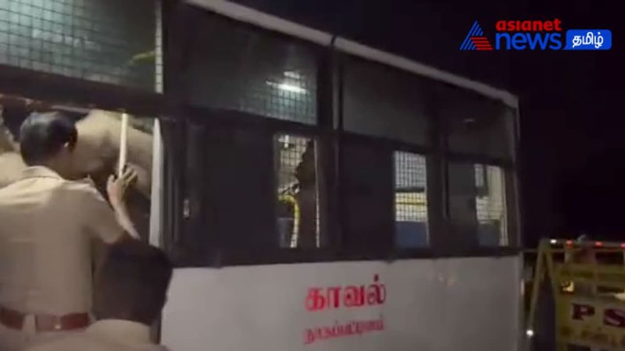 Viral Video : போராட்டத்தில் ஈடுபட்டவரை பூட்ஸ் காலால் உதைத்து போலீஸ் அடாவடி! ஆயுதப்படைக்கு மாற்றம் செய்து எஸ்பி