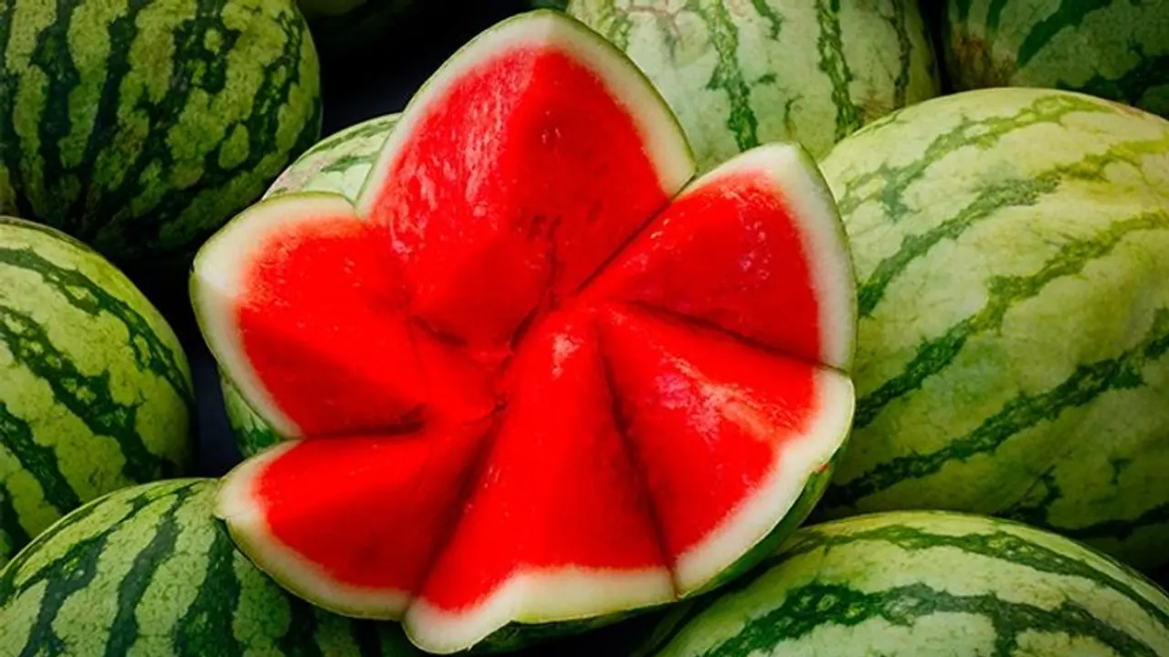 Know how to buy red, juicy, sweet watermelon without slicing it Know how to buy red, juicy, sweet watermelon without slicing it