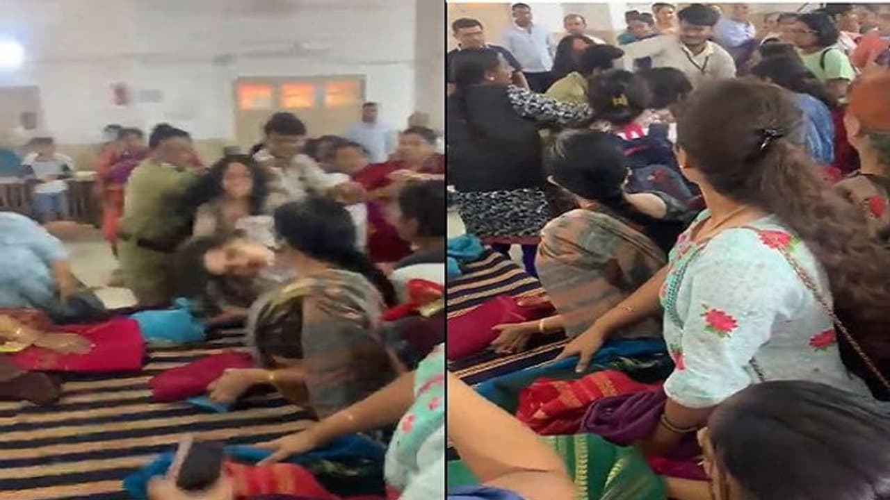 புடவைக்காக இப்படியா சண்ட போடுறது..? முடியை பிடித்து, அடித்து களேபரம் செய்யும் பெண்கள்.. வைரல் வீடியோ புடவைக்காக இப்படியா சண்ட போடுறது..? முடியை பிடித்து, அடித்து களேபரம் செய்யும் பெண்கள்.. வைரல் வீடியோ