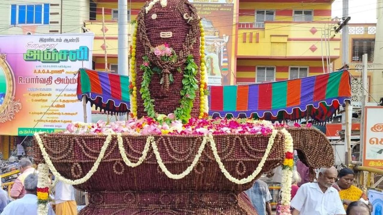 பர்வதமலை அடிவாரத்தில் ! 1 லட்சத்து 8 ஆயிரம் ருட்ரட்சங்களால் செய்யப்பட்ட அழகிய சிவலிங்கம்! பர்வதமலை அடிவாரத்தில் ! 1 லட்சத்து 8 ஆயிரம் ருட்ரட்சங்களால் செய்யப்பட்ட அழகிய சிவலிங்கம்!