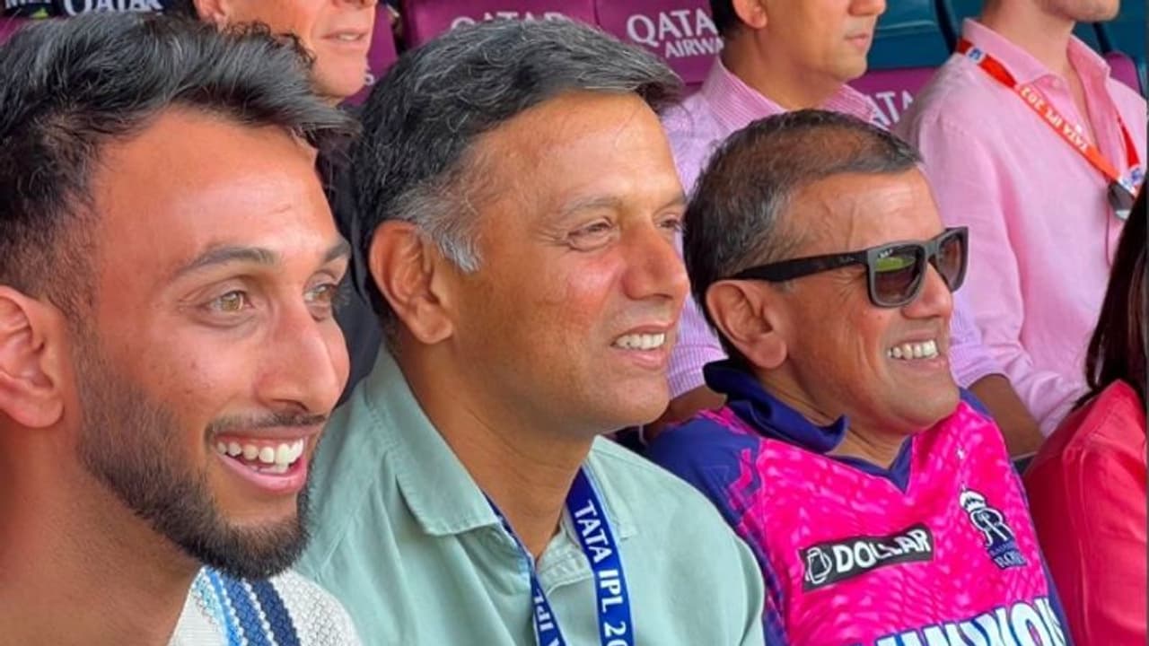 സഞ്ജുവിന്റെയും കോലിയുടെയും പോരാട്ടം കാണാനെത്തി രാഹുല് ദ്രാവിഡ് സഞ്ജുവിന്റെയും കോലിയുടെയും പോരാട്ടം കാണാനെത്തി രാഹുല് ദ്രാവിഡ്