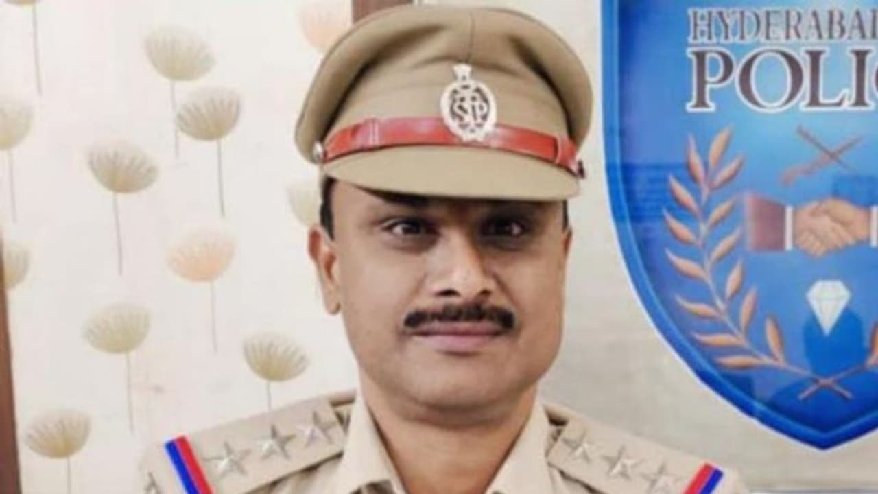 హైదరాబాద్ సిపి సీరియస్ యాక్షన్ ... నారాయణగూడ సీఐపై సస్పెన్షన్ వేటు హైదరాబాద్ సిపి సీరియస్ యాక్షన్ ... నారాయణగూడ సీఐపై సస్పెన్షన్ వేటు