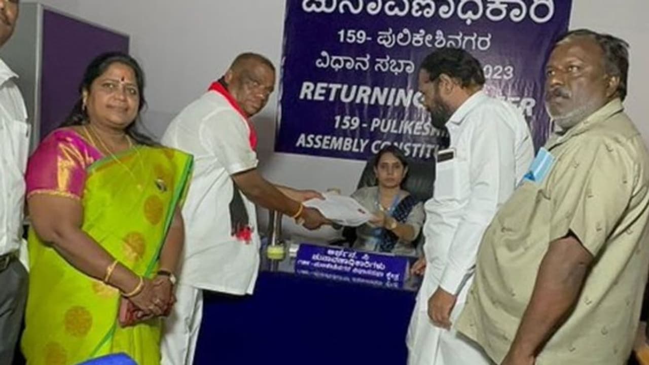 கர்நாடக தேர்தல்: ஓபிஎஸ் வேட்பாளர்களை தொடர்ந்து ஈபிஎஸ் வேட்பாளரும் வாபஸ்!!