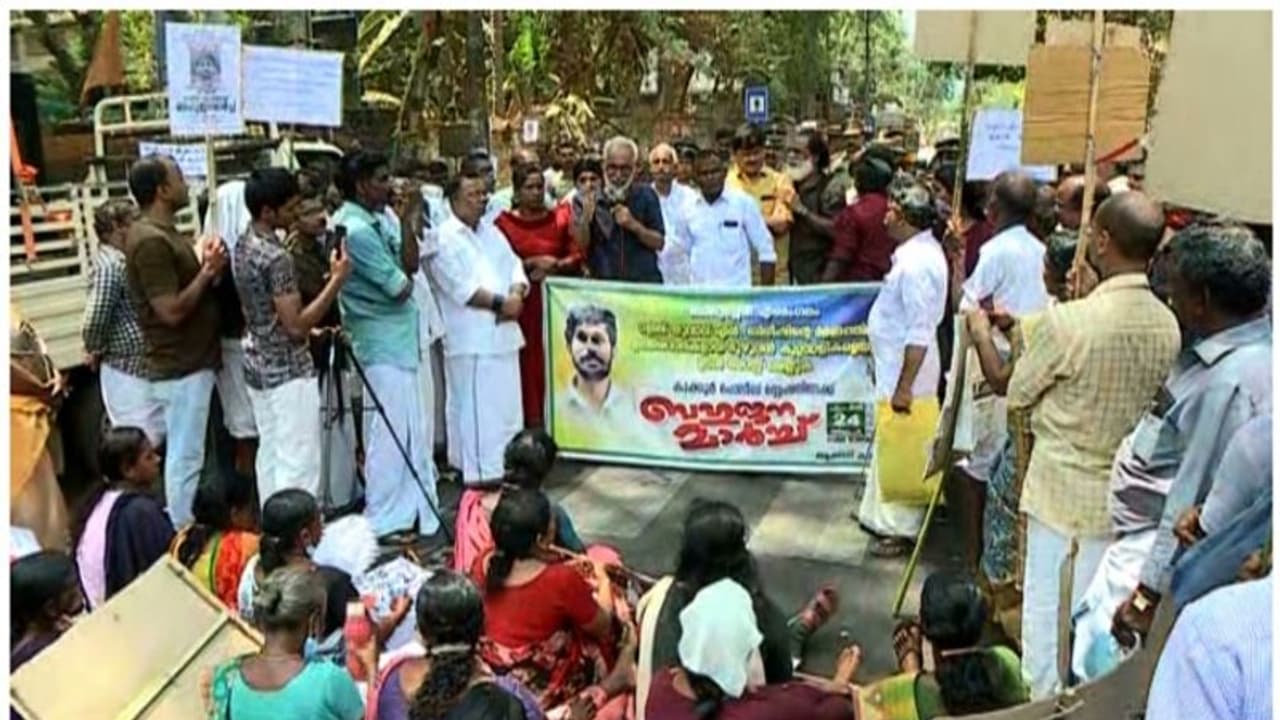 ബിനീഷിന്റെ കൊലയാളികളെ അറസ്റ്റ് ചെയ്യണമെന്നാവശ്യപ്പെട്ട് പ്രതിഷേധമാർച്ച്; ആൾക്കൂട്ട മർദ്ദനമാരോപിച്ച് കുടുംബം