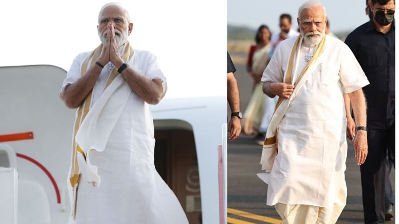 ಕೇರಳ ಸ್ಟೈಲ್ನಲ್ಲಿ ಕೊಚ್ಚಿಗೆ ಬಂದಿಳಿದ ಮೋದಿ, ಬಿಗಿ ಭದ್ರತೆ ನಡುವೆ ಅದ್ದೂರಿ ರೋಡ್ ಶೋ! ಕೇರಳ ಸ್ಟೈಲ್ನಲ್ಲಿ ಕೊಚ್ಚಿಗೆ ಬಂದಿಳಿದ ಮೋದಿ, ಬಿಗಿ ಭದ್ರತೆ ನಡುವೆ ಅದ್ದೂರಿ ರೋಡ್ ಶೋ!
