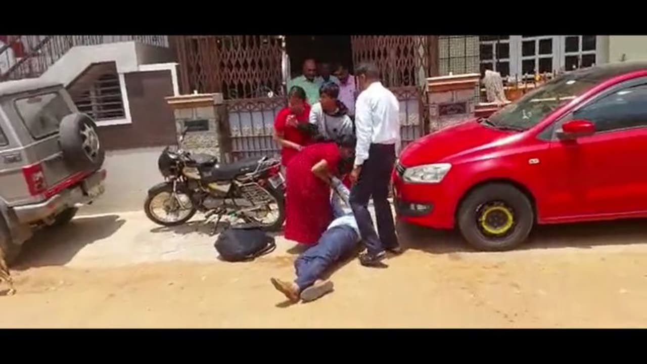 Karnataka Elections 2023: லோக் ஆயுக்தா ரெய்டு... வீட்டு வாசலில் அழுது புரண்டு நாடகமாடிய அதிகாரி!