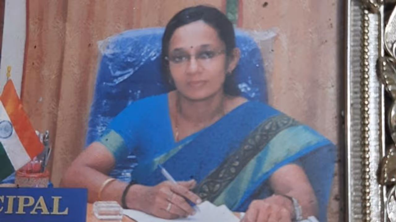 ജോലി കഴിഞ്ഞ് മടങ്ങവെ സ്കൂട്ടറിൽ കാറിടിച്ചു; ആലപ്പുഴയിൽ അധ്യാപികയ്ക്ക് ദാരുണാന്ത്യം ജോലി കഴിഞ്ഞ് മടങ്ങവെ സ്കൂട്ടറിൽ കാറിടിച്ചു; ആലപ്പുഴയിൽ അധ്യാപികയ്ക്ക് ദാരുണാന്ത്യം