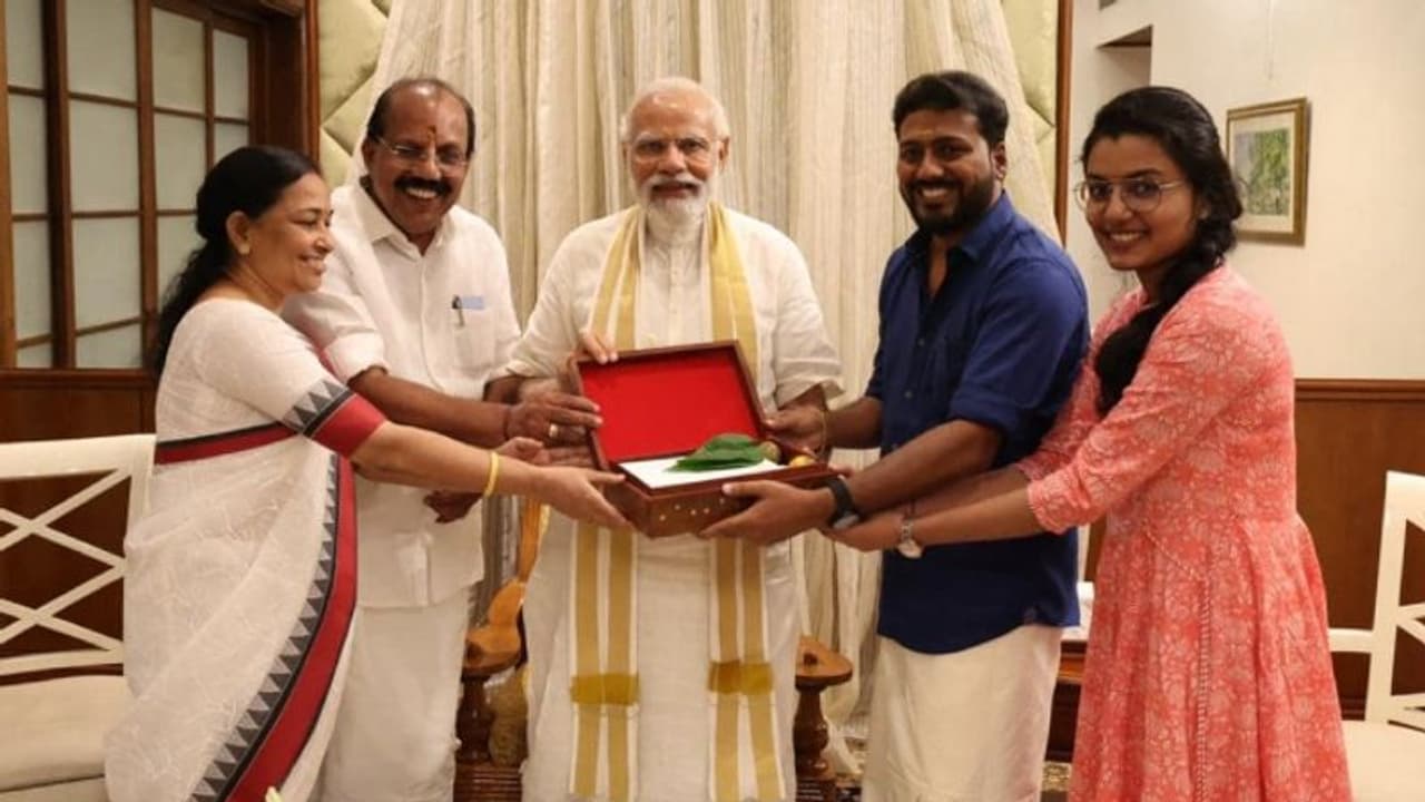 മോദിയെ വിവാഹത്തിന് ക്ഷണിച്ച് 'മേപ്പടിയാന്‍' സംവിധായകന്‍; പ്രധാനമന്ത്രിയുടെ പ്രതികരണം