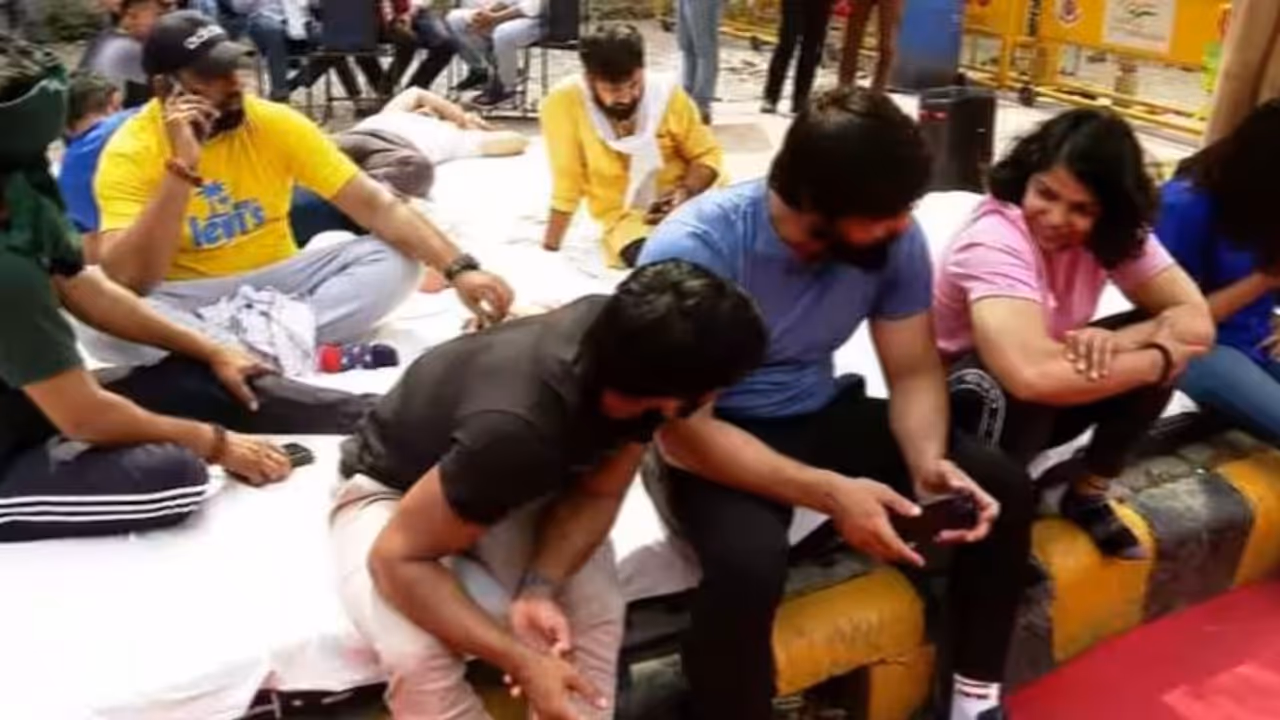 ഗുസ്തി താരങ്ങളുടെ സമരം മൂന്നാം ദിവസം; ബ്രിജ് ഭൂഷണെ അറസ്റ്റ് ചെയ്യണമെന്ന ആവശ്യത്തിൽ ഉറച്ച് താരങ്ങൾ ഗുസ്തി താരങ്ങളുടെ സമരം മൂന്നാം ദിവസം; ബ്രിജ് ഭൂഷണെ അറസ്റ്റ് ചെയ്യണമെന്ന ആവശ്യത്തിൽ ഉറച്ച് താരങ്ങൾ