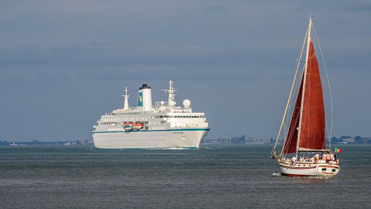 സ്വപ്നയാത്രയ്ക്ക് 17 ലക്ഷം മുടക്കി ടിക്കറ്റെടുത്തു; ഒടുവില് ആളെ കയറ്റാതെ ആഢംബരക്കപ്പല് യാത്രതിരിച്ചു സ്വപ്നയാത്രയ്ക്ക് 17 ലക്ഷം മുടക്കി ടിക്കറ്റെടുത്തു; ഒടുവില് ആളെ കയറ്റാതെ ആഢംബരക്കപ്പല് യാത്രതിരിച്ചു