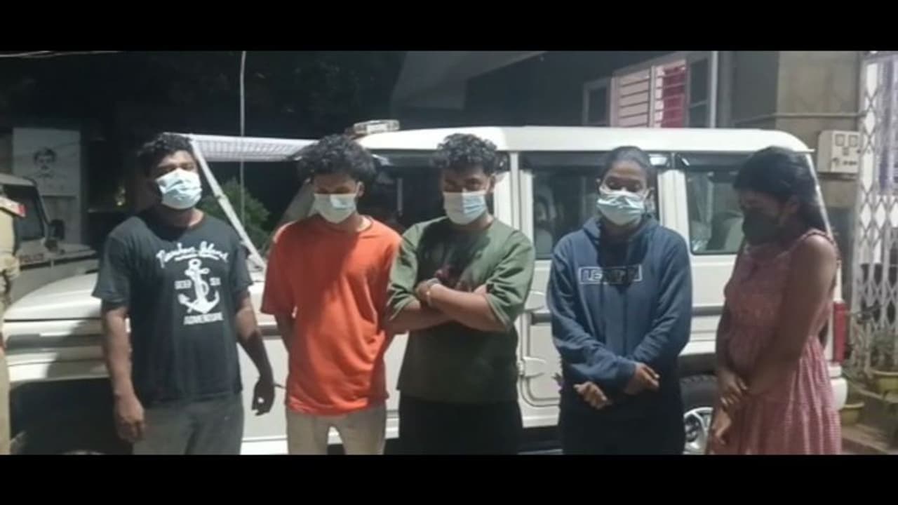 இன்ஸ்டா காதலால் சீரழிக்கப்பட்ட 11ம் வகுப்பு மாணவி; 2 பெண்கள் உள்பட 5 பேர் கைது இன்ஸ்டா காதலால் சீரழிக்கப்பட்ட 11ம் வகுப்பு மாணவி; 2 பெண்கள் உள்பட 5 பேர் கைது