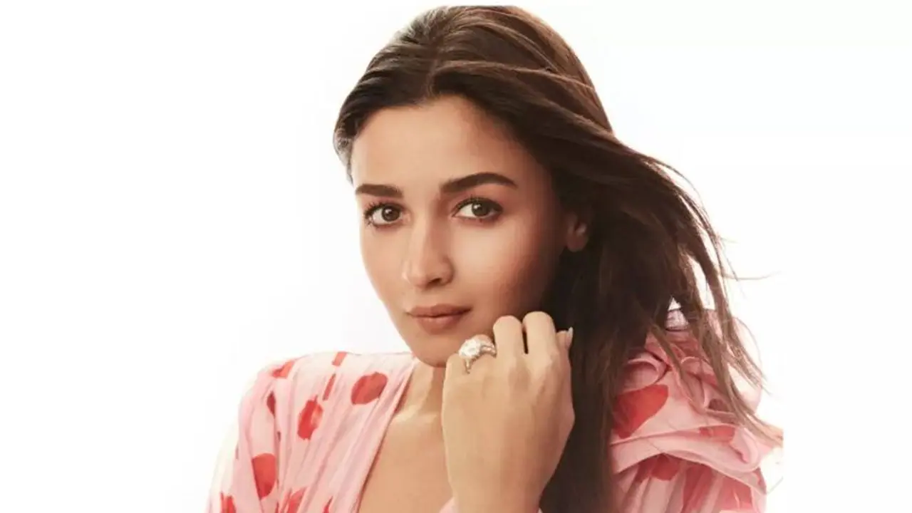 ನಾನು ಸ್ಟಾರ್ ಕಿಡ್ ಹೌದು, ಆದರೆ...: ನೆಪೋ ಕಿಡ್ ಎಂದು ಟೀಕಿಸಿದವರಿಗೆ ಅಲಿಯಾ ಖಡಕ್ ತಿರುಗೇಟು ನಾನು ಸ್ಟಾರ್ ಕಿಡ್ ಹೌದು, ಆದರೆ...: ನೆಪೋ ಕಿಡ್ ಎಂದು ಟೀಕಿಸಿದವರಿಗೆ ಅಲಿಯಾ ಖಡಕ್ ತಿರುಗೇಟು