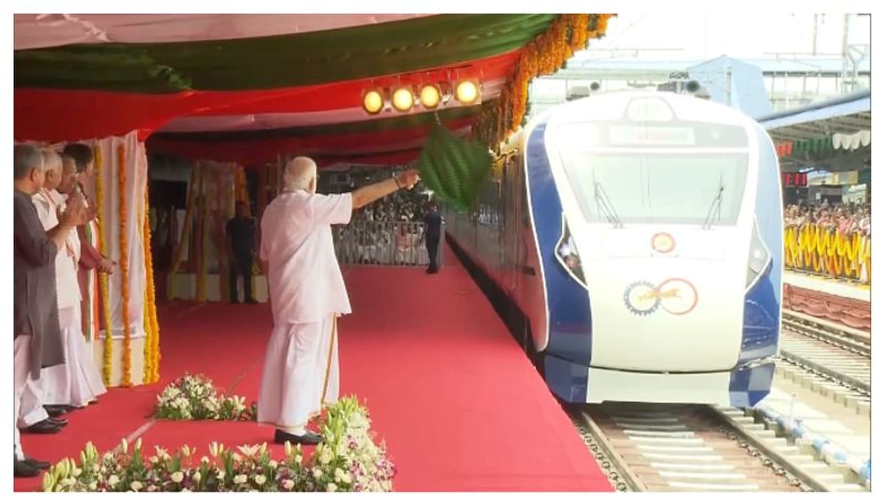 കുതിപ്പ് തുടങ്ങി വന്ദേഭാരത്; പ്രധാനമന്ത്രി ഫ്ലാ​ഗ് ഓഫ് ചെയ്തു