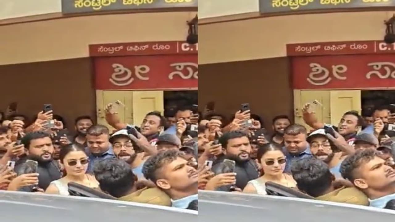 IPL 2023: செல்ஃபிக்காக மனைவியை நெருங்கிய ரசிகர்: கோபம் கொண்ட விராட் கோலி; வைரலாகும் வீடியோ! IPL 2023: செல்ஃபிக்காக மனைவியை நெருங்கிய ரசிகர்: கோபம் கொண்ட விராட் கோலி; வைரலாகும் வீடியோ!