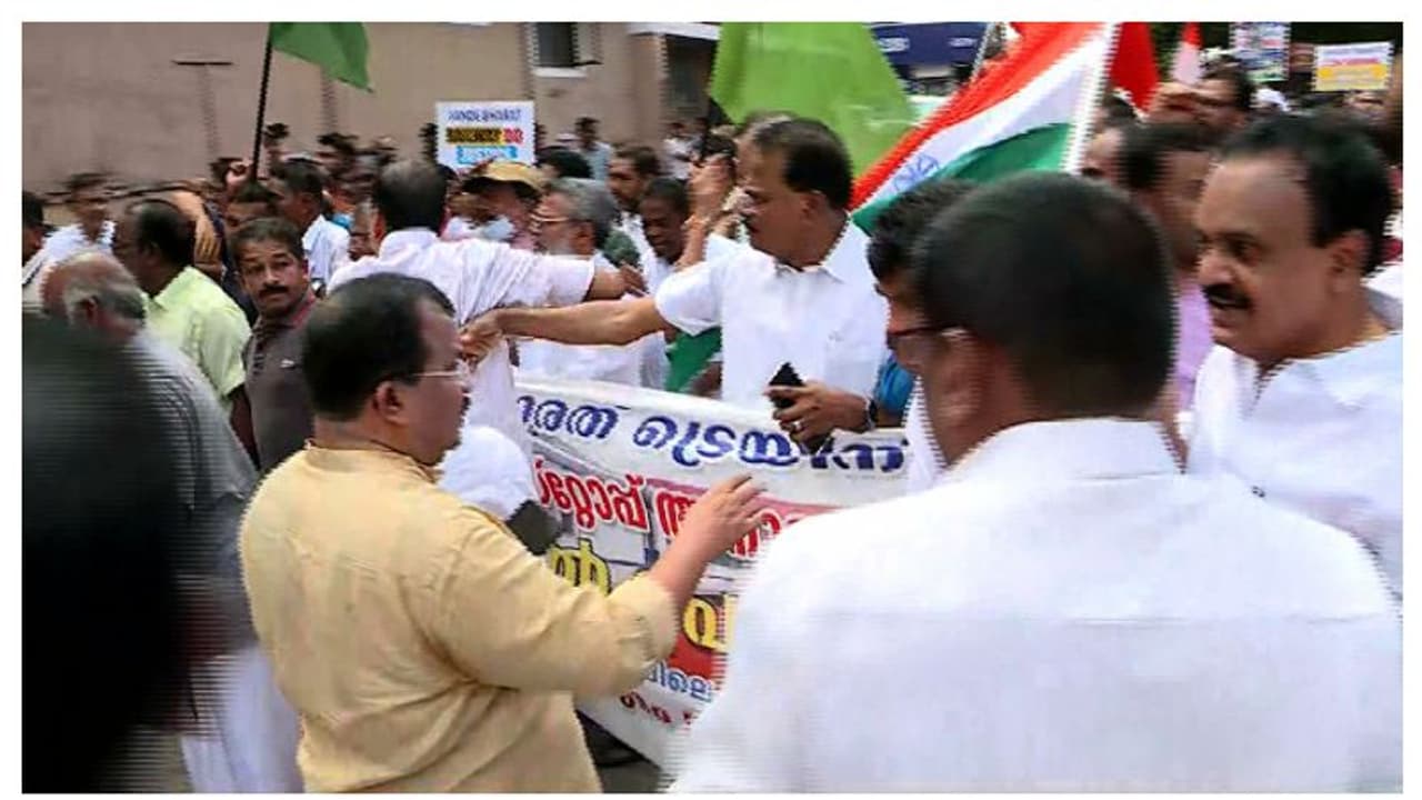 വന്ദേഭാരതിന് സ്റ്റോപ്പില്ല; ചെങ്ങന്നൂരിലും തിരൂരിലും യുഡിഎഫ് പ്രതിഷേധം