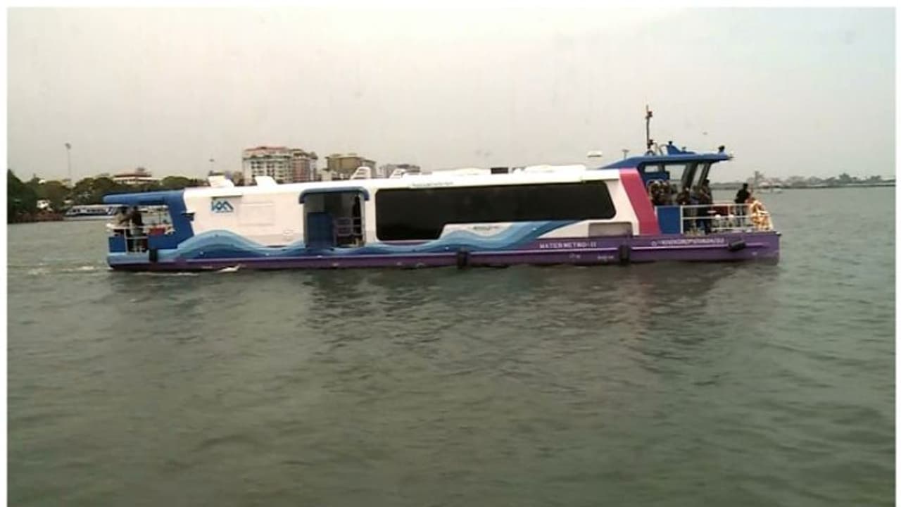 രാജ്യത്തെ ആദ്യ ജലമെട്രോ സർവീസ് തുടങ്ങി, ആദ്യഘട്ടത്തില്‍ സജ്ജമായത് 4 ടെര്‍മിനലുകള്‍