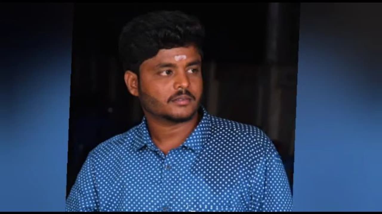 முன்விரோதம் காரணமாக புதுமாப்பிள்ளைக்கு சரமாரி அரிவாள் வெட்டு; சிகிச்சை பலனின்றி உயிரிழப்பு முன்விரோதம் காரணமாக புதுமாப்பிள்ளைக்கு சரமாரி அரிவாள் வெட்டு; சிகிச்சை பலனின்றி உயிரிழப்பு