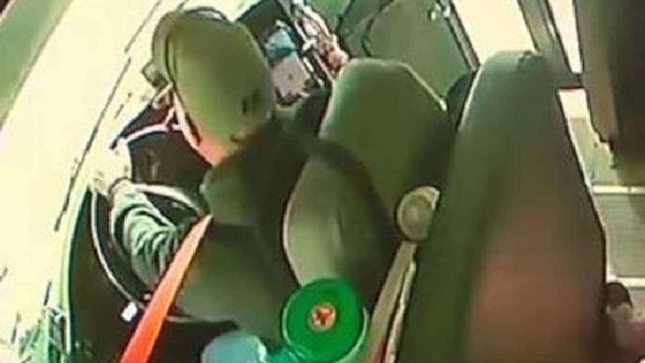 'കുട്ടികളെ ഒരു പാഠം പഠിപ്പിക്കണം', മനപ്പൂർവം ബസിന്റെ ബ്രേക്ക് ചവിട്ടി ഡ്രൈവർ; പിരിച്ചുവിട്ടു