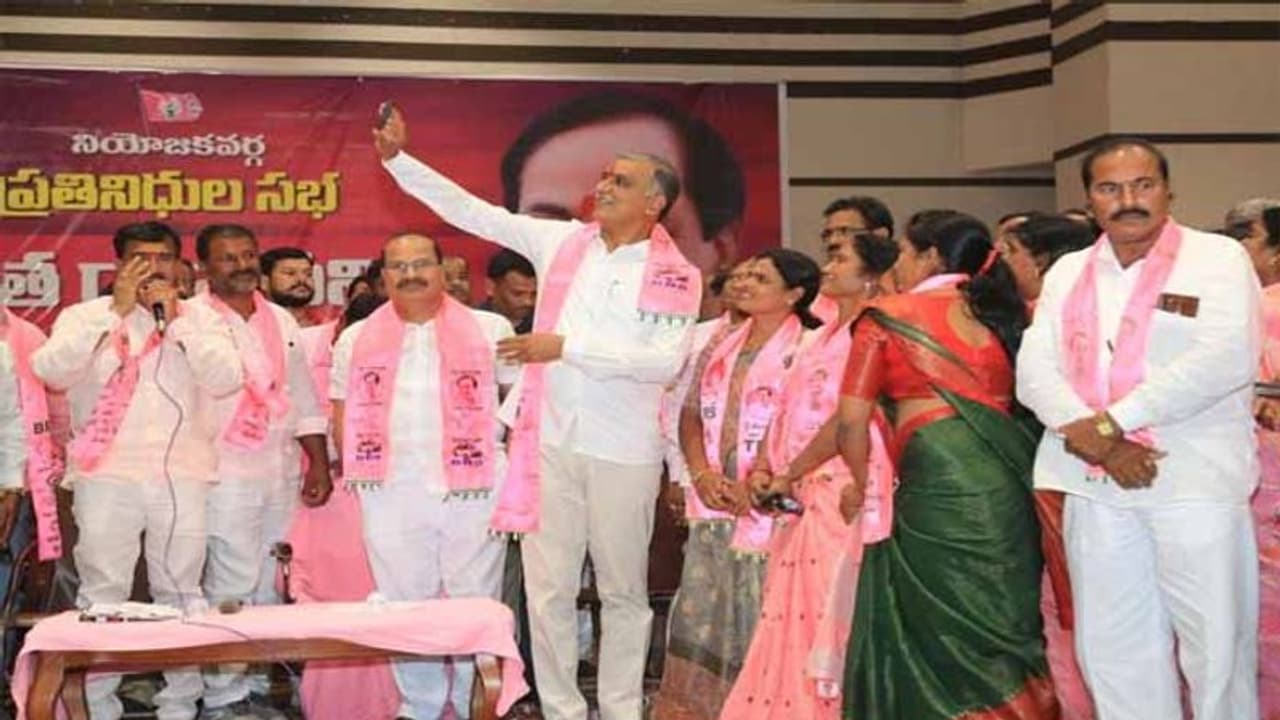 గజ్వేల్ కు ఫారెస్ట్ యూనివర్శిటీ రాకుండా అడ్డుపడ్డారు: తమిళిసైపై హరీష్ రావు ఫైర్ గజ్వేల్ కు ఫారెస్ట్ యూనివర్శిటీ రాకుండా అడ్డుపడ్డారు: తమిళిసైపై హరీష్ రావు ఫైర్