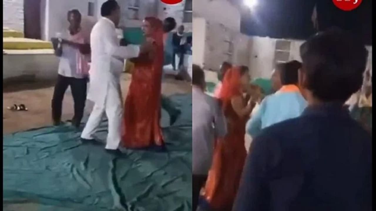 ಡಾನ್ಸರ್ ಜೊತೆ ಕಾಂಗ್ರೆಸ್ ಮುಖಂಡನ ಸಖತ್ ಡಾನ್ಸ್: ಲಿಪ್ನಿಂದ ಟಿಪ್ಸ್ ಕೊಟ್ಟ ಕೈ ಶಾಸಕ ಡಾನ್ಸರ್ ಜೊತೆ ಕಾಂಗ್ರೆಸ್ ಮುಖಂಡನ ಸಖತ್ ಡಾನ್ಸ್: ಲಿಪ್ನಿಂದ ಟಿಪ್ಸ್ ಕೊಟ್ಟ ಕೈ ಶಾಸಕ