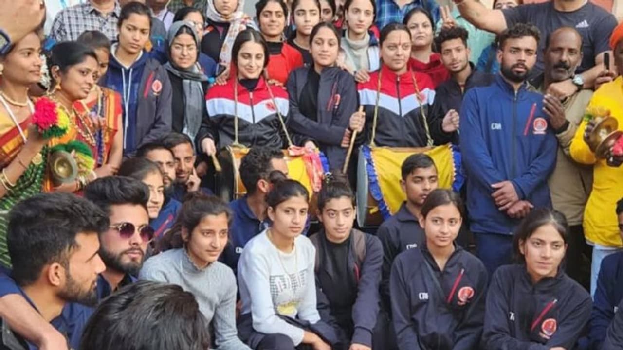 Business Ideas : காஷ்மீரில் சொந்த தொழில் தொடங்க விருப்பமா...? இந்த தொழில் ஐடியாக்களை முயற்சி செய்யுங்கள்! Business Ideas : காஷ்மீரில் சொந்த தொழில் தொடங்க விருப்பமா...? இந்த தொழில் ஐடியாக்களை முயற்சி செய்யுங்கள்!