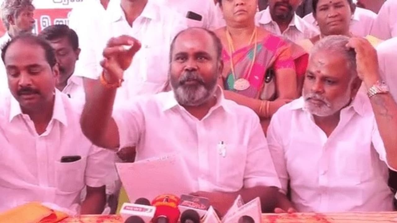 தேர்தல் ஆணையத்தின் உத்தரவை மதிக்காமல் ஓபிஎஸ் செயல்படுகிறார்... ஆர்.பி.உதயகுமார் குற்றச்சாட்டு!! தேர்தல் ஆணையத்தின் உத்தரவை மதிக்காமல் ஓபிஎஸ் செயல்படுகிறார்... ஆர்.பி.உதயகுமார் குற்றச்சாட்டு!!