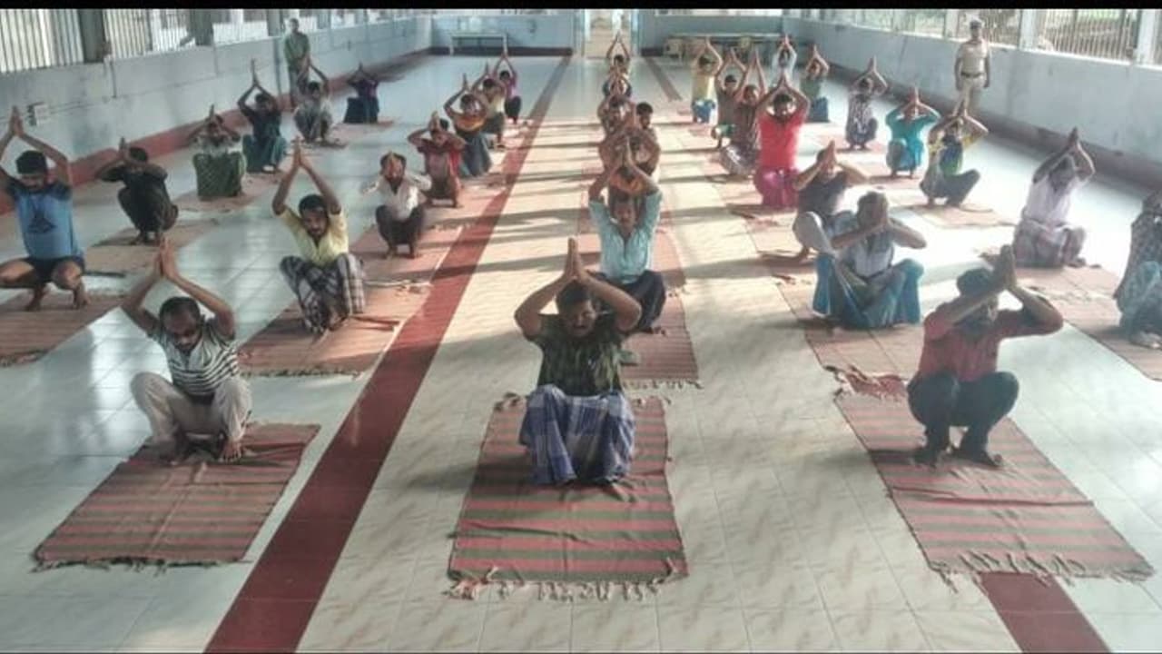 ஒரே மாதத்தில் 2,000 கைதிகளுக்கு யோகா கற்றுக்கொடுத்த ஈஷா..! கைதிகள் மத்தியில் தொடரும் ஆர்வம் ஒரே மாதத்தில் 2,000 கைதிகளுக்கு யோகா கற்றுக்கொடுத்த ஈஷா..! கைதிகள் மத்தியில் தொடரும் ஆர்வம்