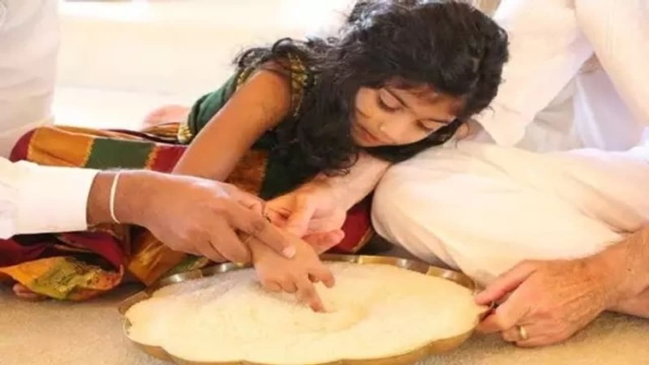 விஜய தசமி அன்று பள்ளியில் சேர்க்கும் பொழுது குழந்தைகளை ஏன் நெல்லில் எழுத சொல்கிறோம் என்பது தெரியுமா? விஜய தசமி அன்று பள்ளியில் சேர்க்கும் பொழுது குழந்தைகளை ஏன் நெல்லில் எழுத சொல்கிறோம் என்பது தெரியுமா?