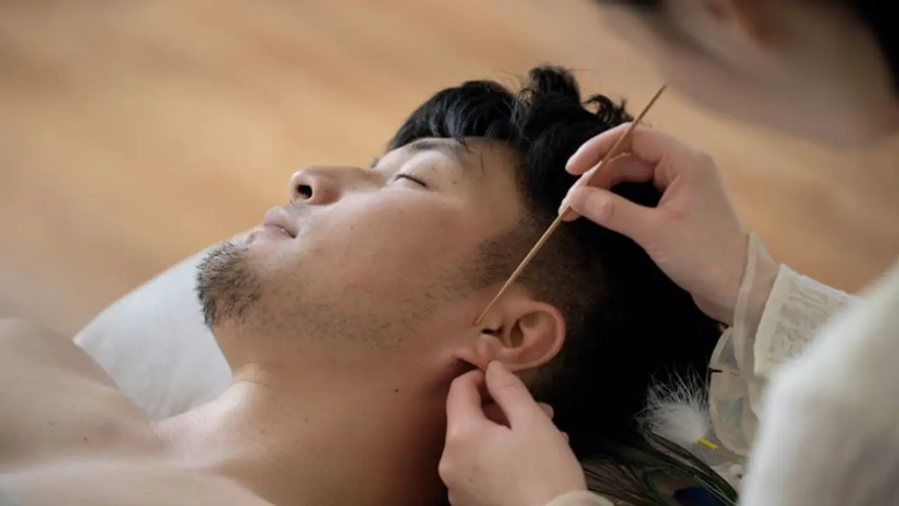 ಇಯರ್ ಬಡ್ಸ್ ಅತಿಯಾದ ಬಳಕೆ: ಯುವಕನಿಗೆ ಕಿವುಡು! ಇಯರ್ ಬಡ್ಸ್ ಅತಿಯಾದ ಬಳಕೆ: ಯುವಕನಿಗೆ ಕಿವುಡು!