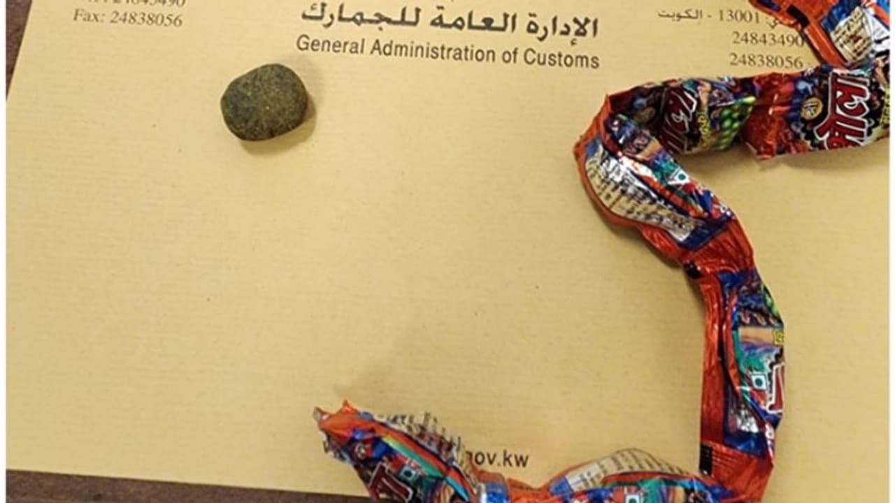 പെരുന്നാള് അവധിക്കിടെ ലഹരി വസ്തുക്കളുമായി നാട്ടില് നിന്നെത്തിയ പ്രവാസി വിമാനത്താവളത്തില് പിടിയിലായി പെരുന്നാള് അവധിക്കിടെ ലഹരി വസ്തുക്കളുമായി നാട്ടില് നിന്നെത്തിയ പ്രവാസി വിമാനത്താവളത്തില് പിടിയിലായി